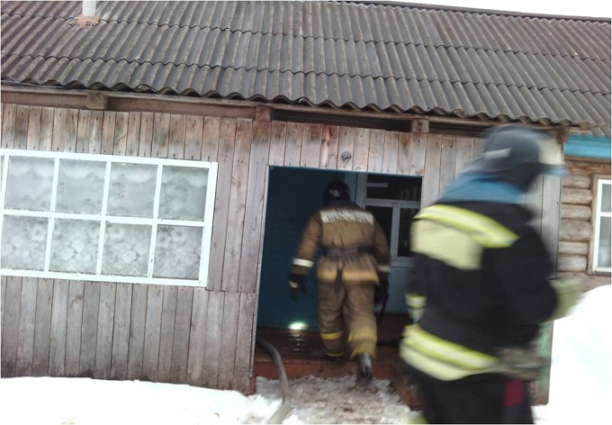 В Оренбуржье пожарные спасли человека